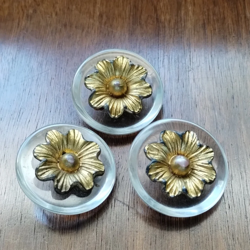 3 Gold Floral Buttons